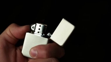 Kıvılcım ve aydınlatma metal çakmak Süper yavaş hareket. Yan makro görünümü. Yüksek hızlı sinema kamera, 1000fps filme.