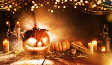 Karanlık mahzende ahşap plakalar üzerinde Ürkütücü halloween kabak.