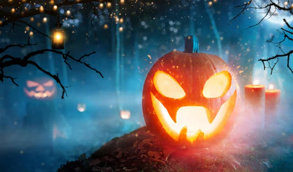 Zucche spettrali di Halloween nella foresta — Foto Stock