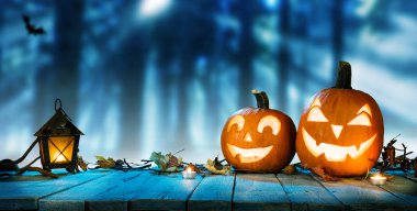 Ormanda ürkütücü halloween kabaklar