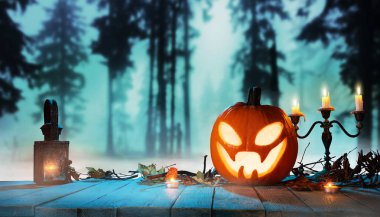 Ormanda ürkütücü halloween kabak