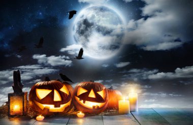 Ahşap plakalar üzerine yerleştirilen ürkütücü halloween kabak