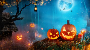 Karanlık mistery ormanda ürkütücü halloween kabaklar