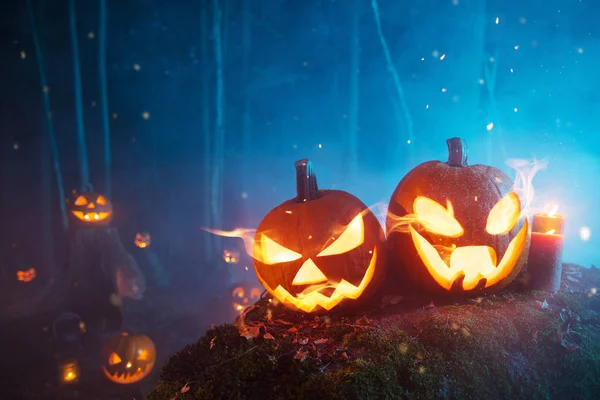 Spooky Halloween pumpor i skogen — Stockfoto