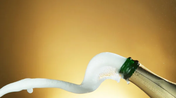 Splashing champagne wine from bottle — Stock Photo, Image