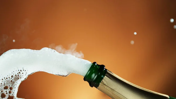 Släng champagne vin från flaska — Stockfoto