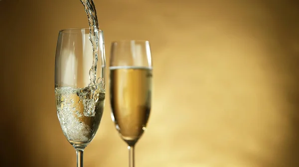 Versare il vino champagne nel calice — Foto Stock