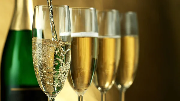 Versare il vino champagne nel calice — Foto Stock