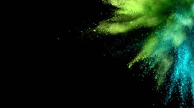 Siyah arka planda izole edilmiş süper yavaş renkli barut patlaması. Yüksek hızlı sinema kamerası, 1000fps.