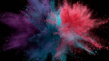 Siyah arka planda izole edilmiş süper yavaş renkli barut patlaması. Yüksek hızlı sinema kamerası, 1000fps.
