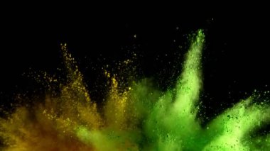 Siyah arka planda izole edilmiş süper yavaş renkli barut patlaması. Yüksek hızlı sinema kamerası, 1000fps.