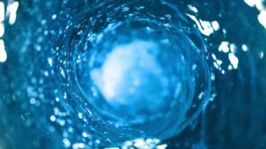 Kasırga şeklinde su dökmek süper yavaş bir hareket. Yüksek hızlı sinema kamerası, 1000 fps..