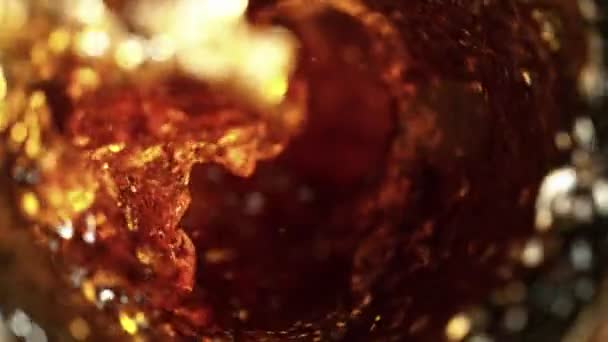 Super Slow Motion Versare Olio Cola Bevanda Spiritosa Forma Twister — Video Stock