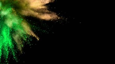 Siyah arka planda izole edilmiş süper yavaş renkli barut patlaması. Yüksek hızlı sinema kamerası, 1000fps.