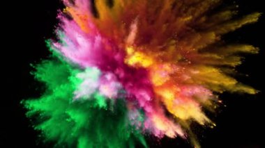 Siyah arka planda izole edilmiş süper yavaş renkli barut patlaması. Yüksek hızlı sinema kamerası, 1000fps.