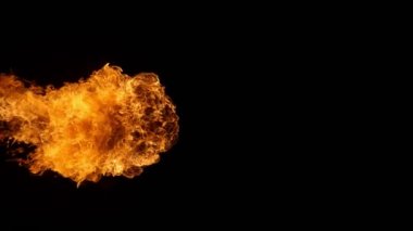 Süper Yavaş Ateş Patlaması Kara Arkaplanda izole edildi. Yüksek Hız Kamerası 'nda çekildi, 1000 fps.