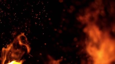 Siyah arka planda izole edilmiş çok yavaş ateş kıvılcımları. Yüksek hızlı kamera, 1000 fps.