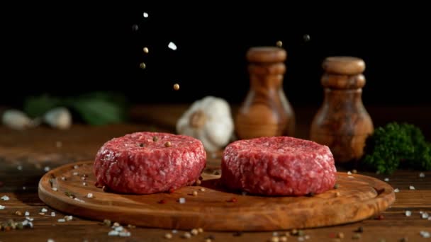 Hackfleisch Hamburger Mit Fallendem Gewürz Mit Seitlicher Bewegung Auf Dem — Stockvideo