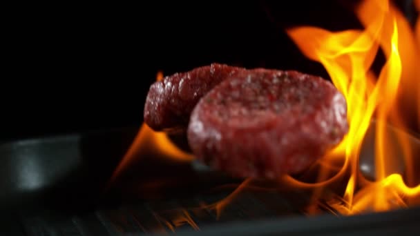 Mouvement Super Lent Des Steaks Hamburger Qui Tombent Filmé Sur — Video