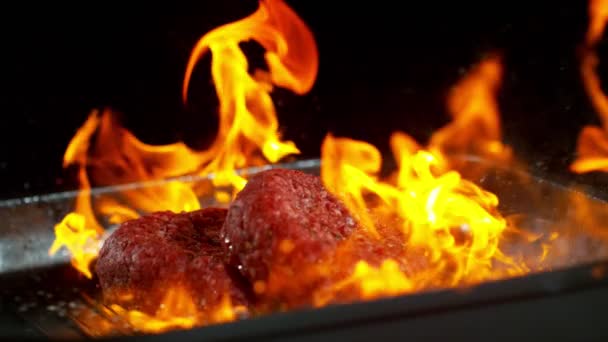 炎の中に立ち下がりの牛ステーキの超スローモーション 高速映画カメラ 1000 Fps で撮影 — ストック動画