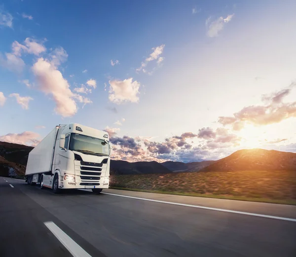 Europäisches LKW-Fahrzeug mit dramatischem Sonnenuntergang — Stockfoto