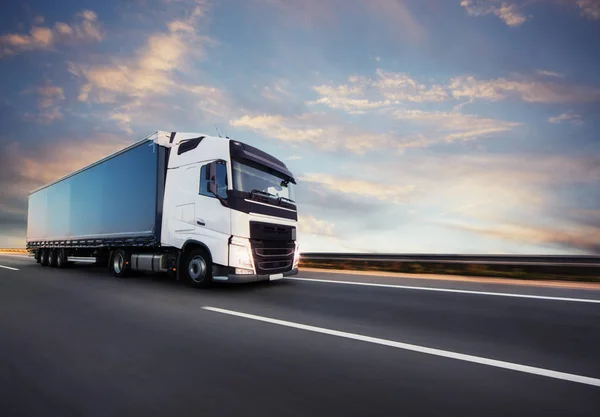 Europejski pojazd ciężarowy z dramatycznym światłem zachodu słońca — Zdjęcie stockowe
