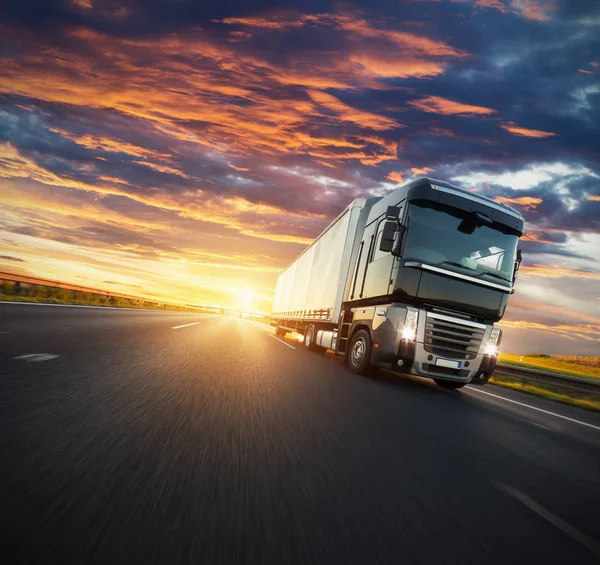 Veículo de caminhão europeu com luz dramática do pôr do sol — Fotografia de Stock