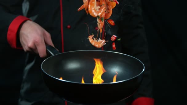 Super Cámara Lenta Del Chef Sosteniendo Sartén Wok Con Camarones — Vídeo de stock