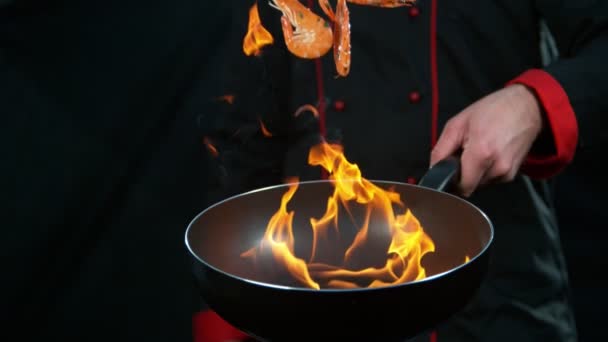 Super Zpomalený Film Šéfkuchaře Držícího Pánev Padajícími Krevetami Ohni Natočeno — Stock video