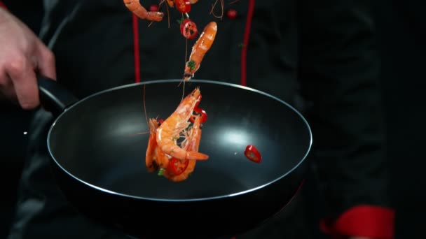 大厨拿着锅碗盘 大虾掉下来的动作非常慢 用高速摄像机拍摄 每秒1000英尺 — 图库视频影像