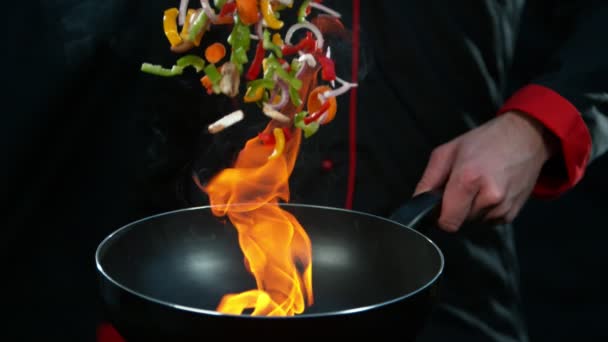 Superlangzame Beweging Van Vallende Groentemix Met Vlammen Gefilmd Hoge Snelheid — Stockvideo