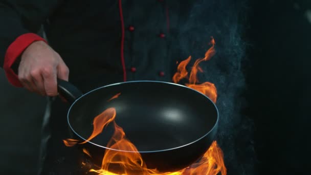 Super Powolny Ruch Szefa Kuchni Trzymającego Pustą Patelnię Płomieniami Nagrywane — Wideo stockowe
