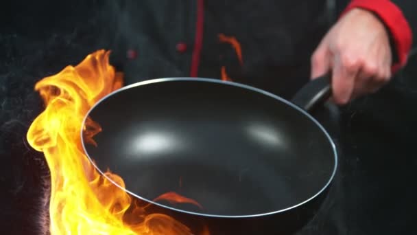 Супер Повільний Рух Шеф Кухаря Тримає Порожню Сковороду Полум Знято — стокове відео