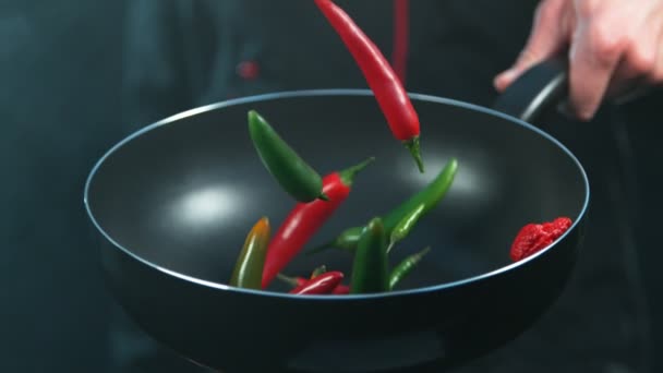 Super Cámara Lenta Del Chef Sosteniendo Freír Con Chiles Cayendo — Vídeo de stock