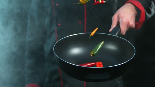 Super Zeitlupe Der Koch Hält Braten Mit Fallenden Chilischoten Gefilmt — Stockvideo