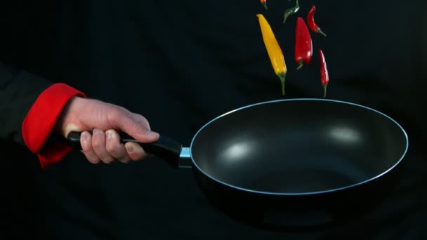 Super Câmera Lenta Chef Segurando Fritar Com Pimentas Caindo Filmado — Vídeo de Stock