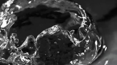 Siyah arka planda izole edilmiş çok yavaş su sıçratma hareketi. Yüksek hızlı sinema kamerası, 1000 fps..