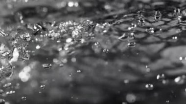Siyah arka planda izole edilmiş çok yavaş su sıçratma hareketi. Yüksek hızlı sinema kamerası, 1000 fps..