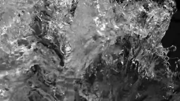Super Langzame Beweging Van Spetterend Water Geïsoleerd Zwarte Achtergrond Gefilmd — Stockvideo
