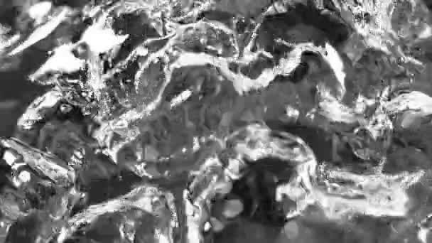 黒の背景に隔離された水しぶきの超遅い動き 高速フィルムカメラで撮影しました — ストック動画