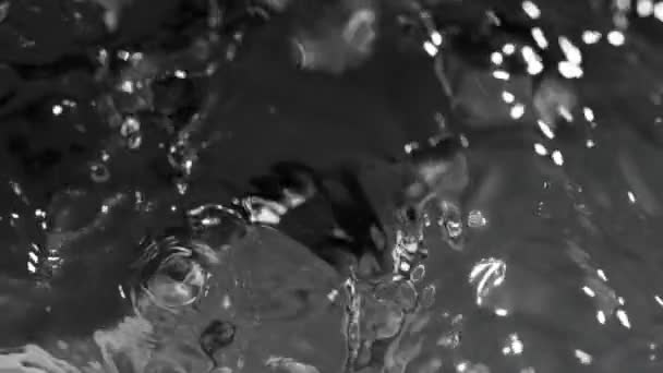 Super Powolny Ruch Rozpryskującej Się Wody Odizolowanej Czarnym Tle Nagrywane — Wideo stockowe
