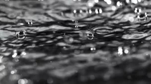 Сверхмедленное Движение Воды Выделенной Черном Фоне Снято Камеру Высокоскоростного Кино — стоковое видео