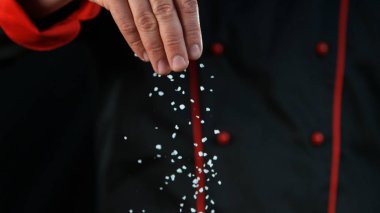 Kaba taneli tuz döken şefin yakın çekimi.