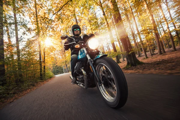 Motorista de motocicleta andando na paisagem florestal — Fotografia de Stock