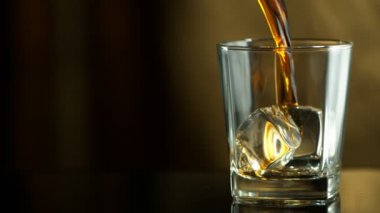 Süper ağır çekim cam içine dökme viski. Yüksek hız sinema Kamerası, 1000 fps üzerinde filme