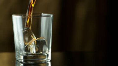 Süper ağır çekim cam içine dökme viski. Yüksek hız sinema Kamerası, 1000 fps üzerinde filme
