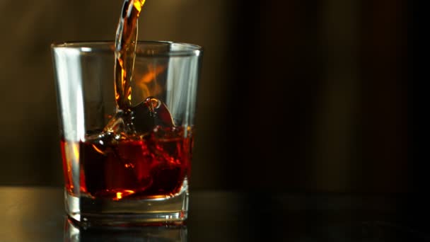 Super Slow Motion Pouring Whiskey Glass Filmed High Speed Cinema — Stock Video