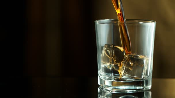 Mouvement Super Lent Verser Whisky Dans Verre Filmé Sur Caméra — Video