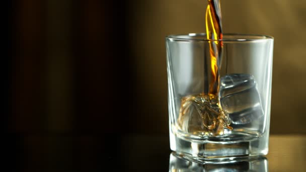 Super Slow Motion Whiskey Versando Nel Bicchiere Girato Sulla Macchina — Video Stock