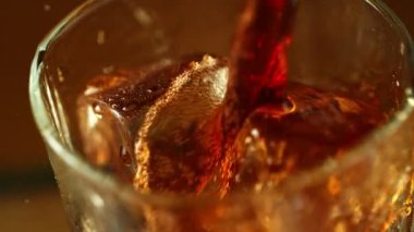 Süper ağır çekim cam içine dökme viski. Yüksek hız sinema Kamerası, 1000 fps üzerinde filme